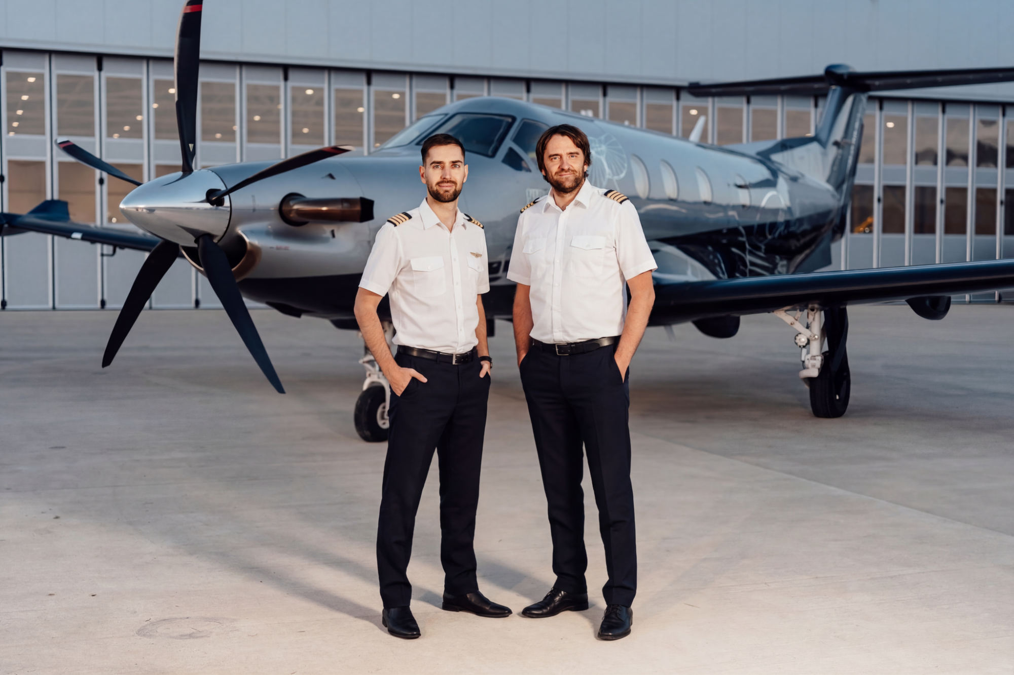 SilverAIR-Piloten vor einem Flugzeug im Hangar